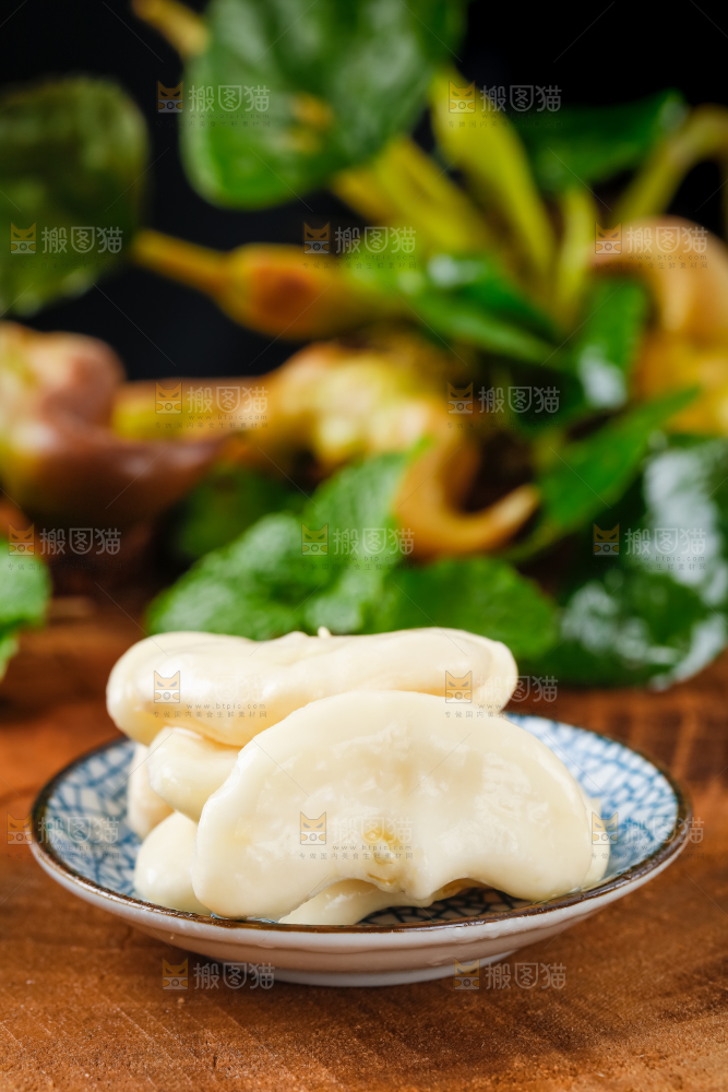 盘子里装着洪湖菱角