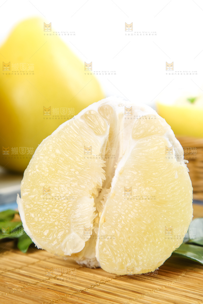 木板上放着白心柚子