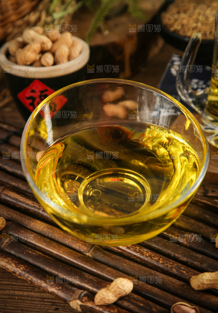 碗里装着食用油