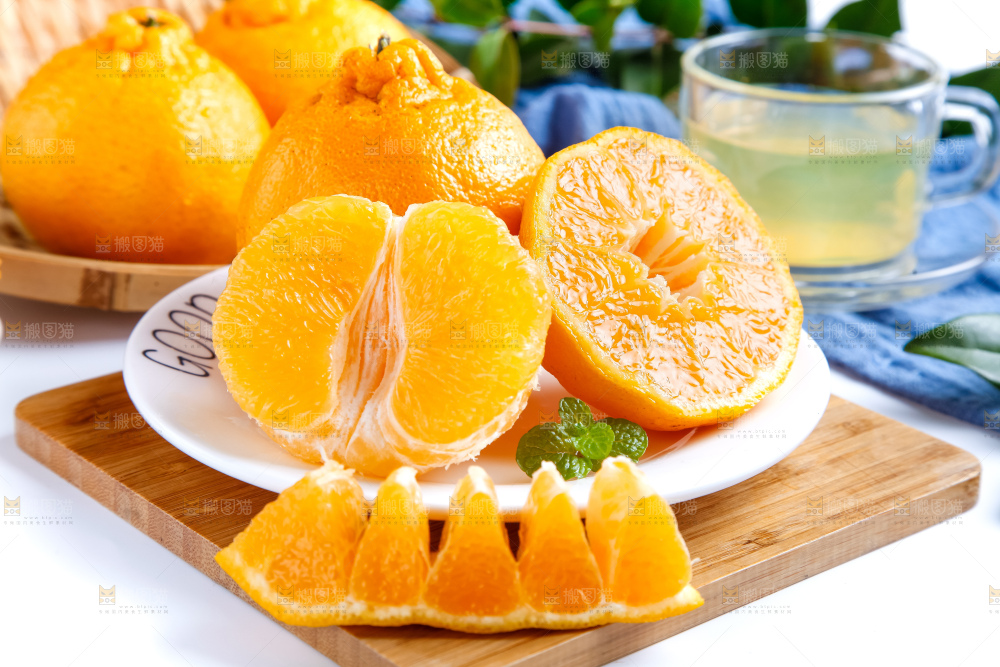 盘子里的新鲜丑橘
