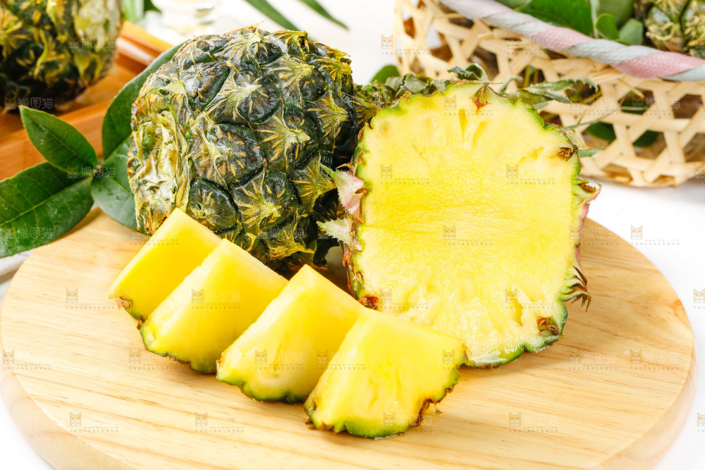 木板上的泰国迷你小菠萝