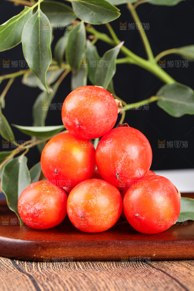 木板上的小柿子