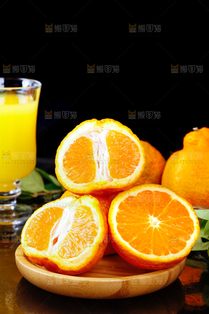 黑石板上放着一盘春见柑桔