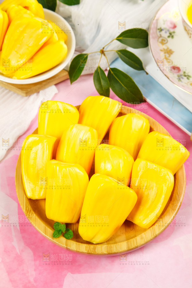 盘子里的新鲜菠萝蜜