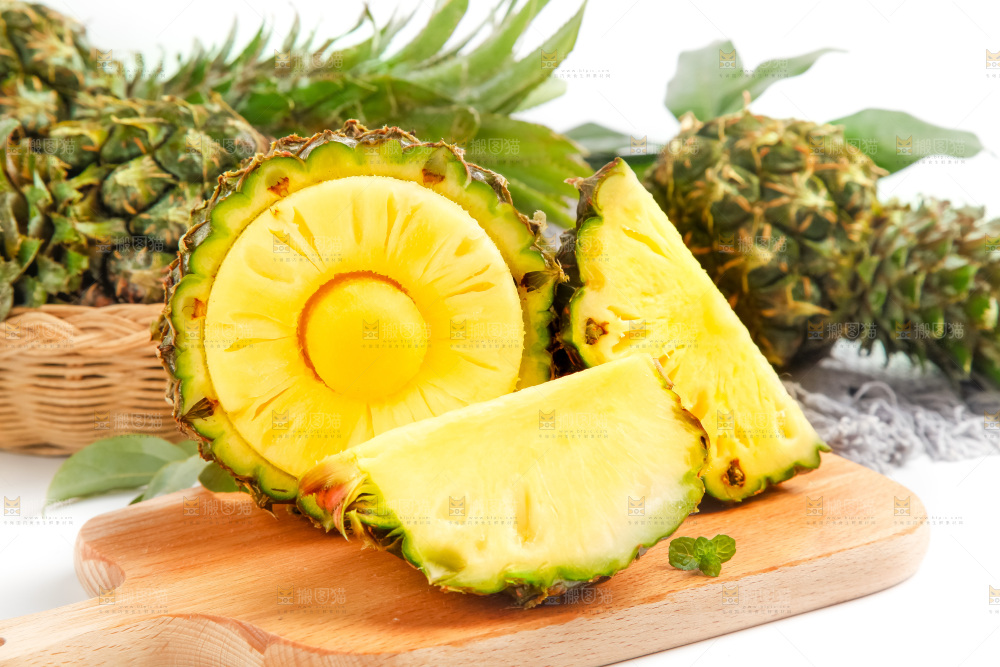 木板上摆放着泰国迷你小菠萝