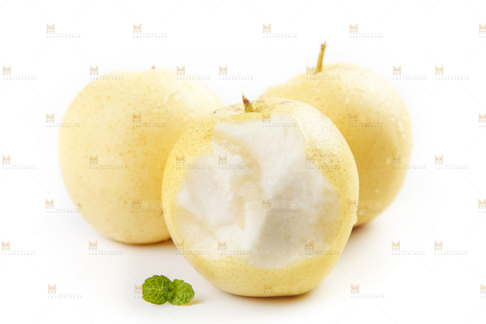 白底上摆放着河北皇冠梨