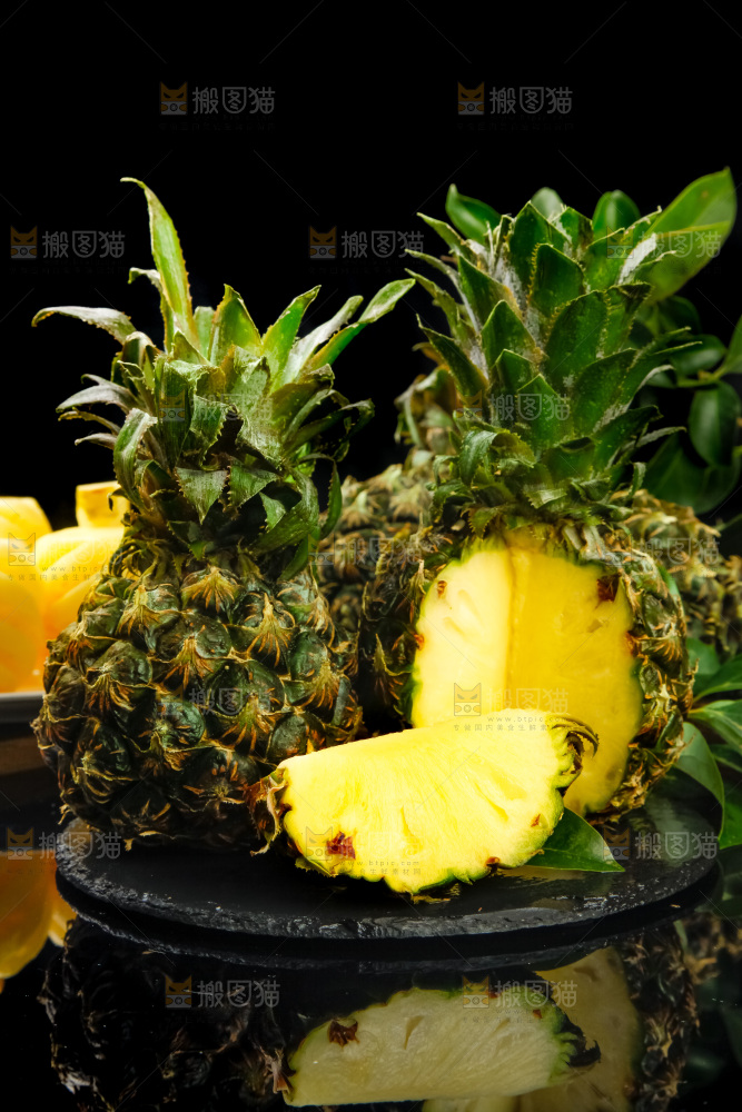 盘子里的新鲜小菠萝