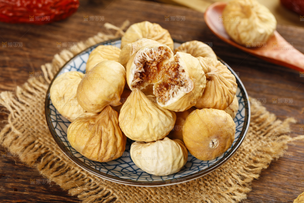 盘子里的新疆无花果干