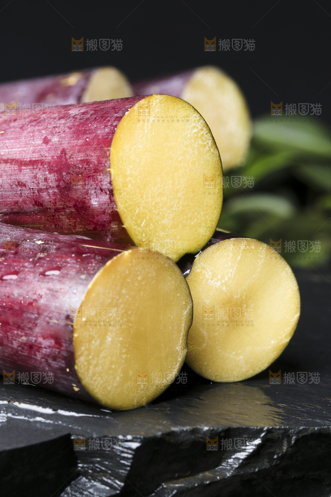 石板上放着广西黑皮甘蔗