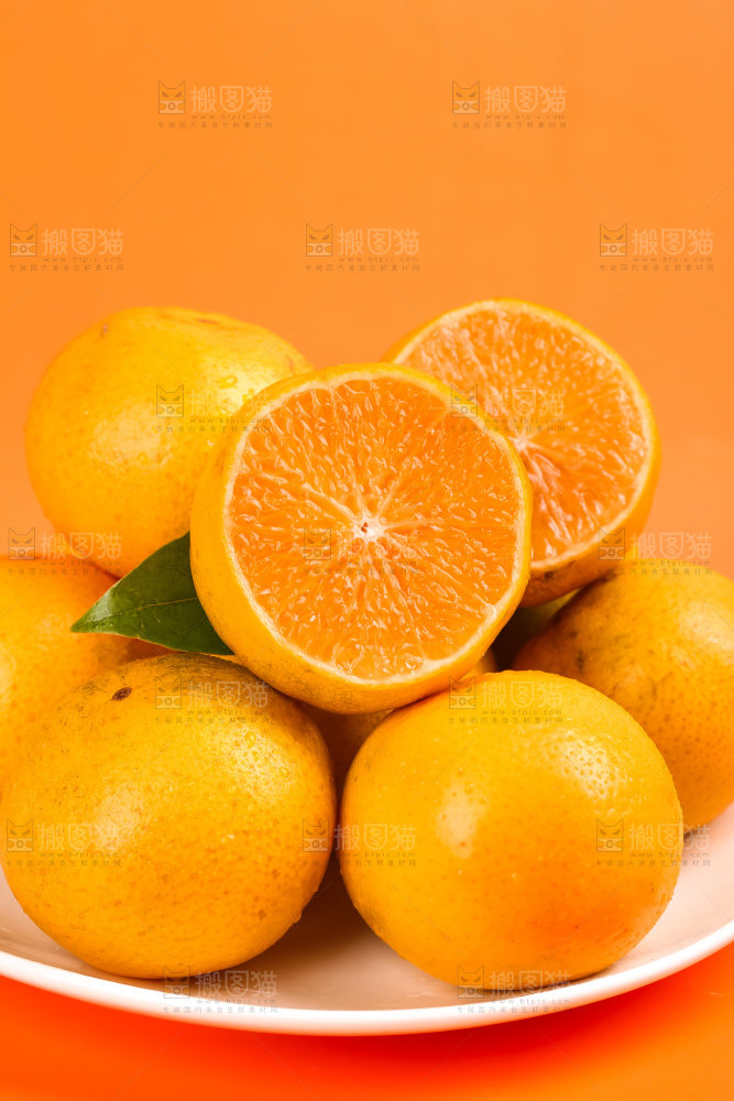 彩底上放着一盘广西贡柑