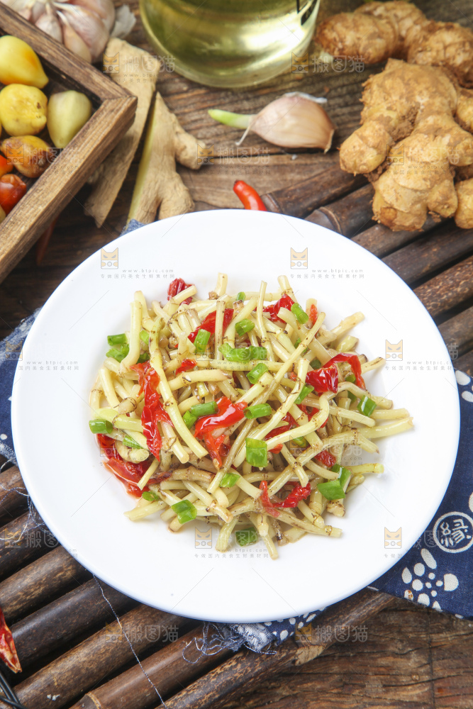 盘子里装着炒鱼腥草