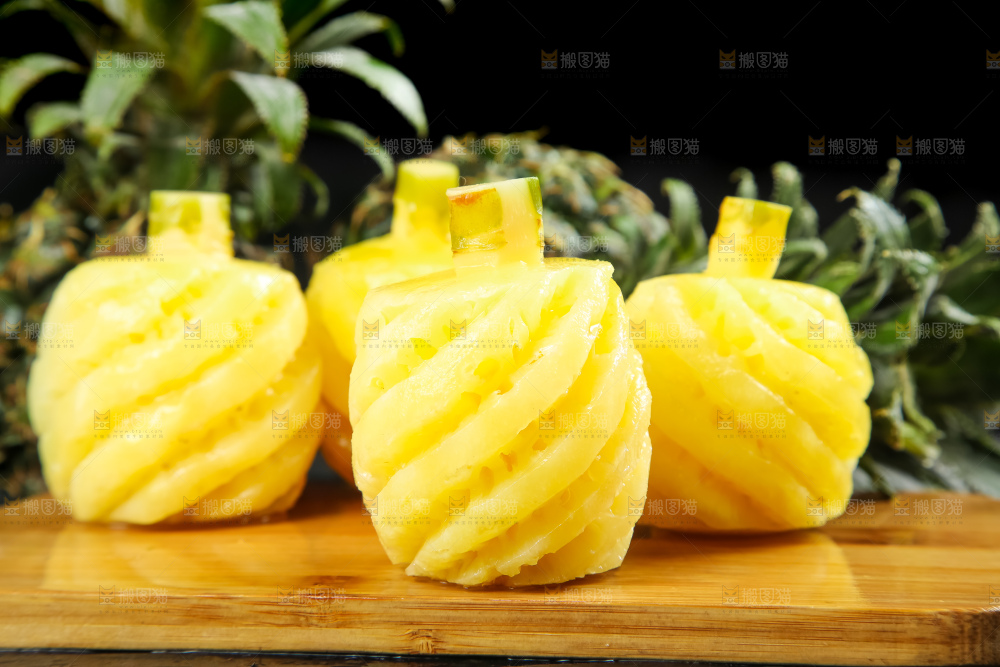 木板上放着泰国去皮小菠萝