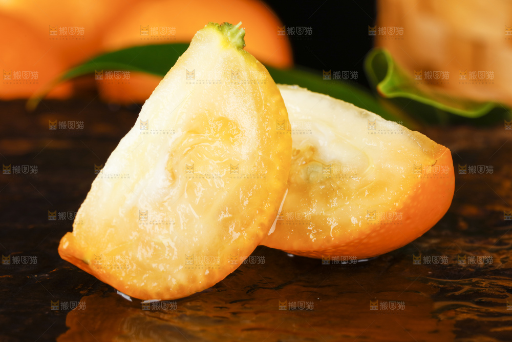 黑底上的小金桔