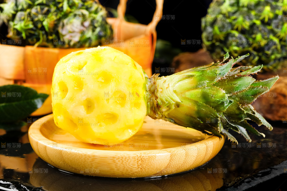 盘子里装着香水小菠萝