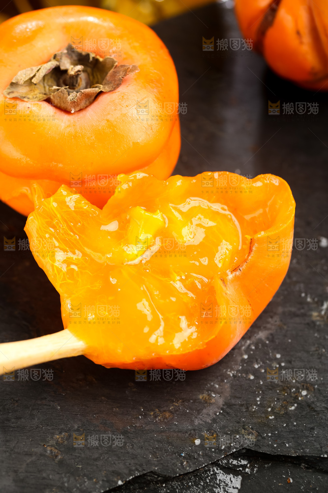 黑石板上放着易县磨盘柿