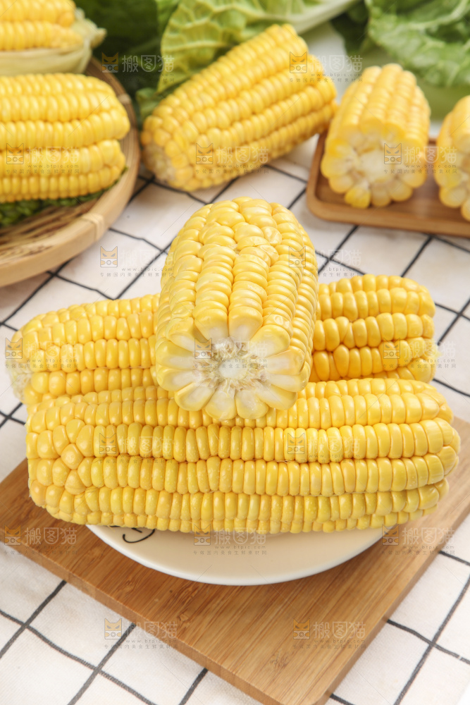 木板上的玉米棒