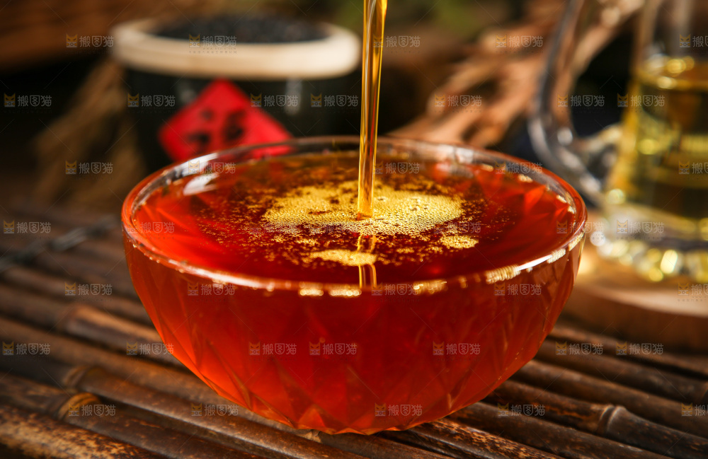 碟子里的料酒