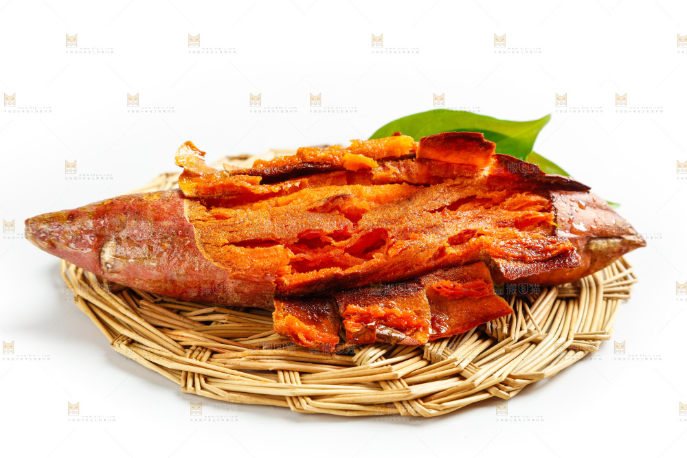 竹垫子上的烤红薯