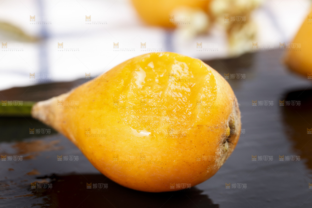 石板上的云南蒙自枇杷