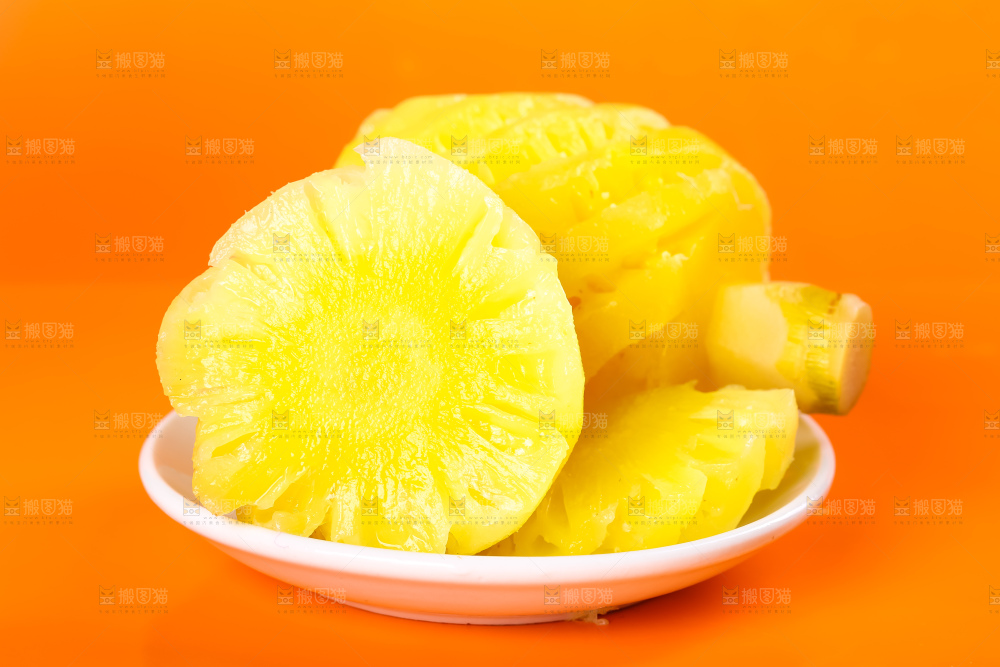 黄底上的泰国迷你小菠萝
