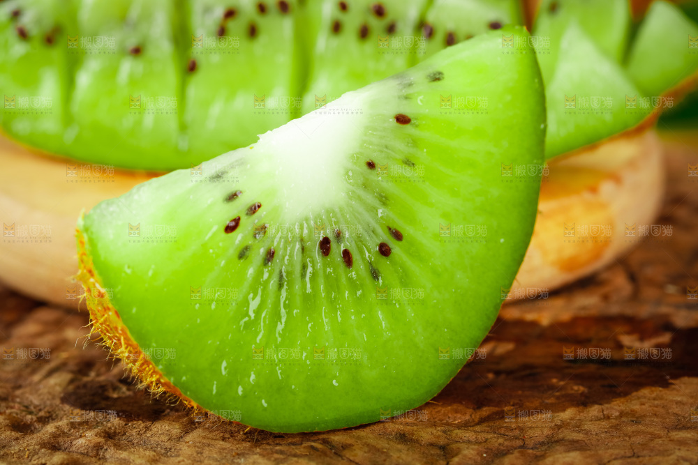 木底上的绿心奇异果
