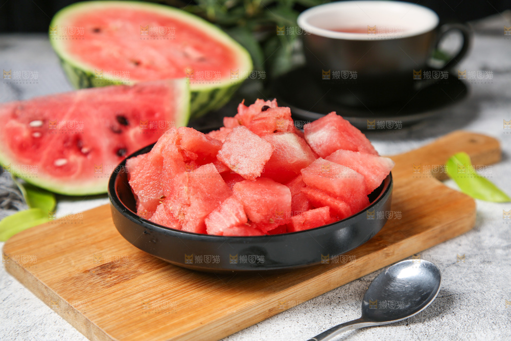 木板上的红心西瓜