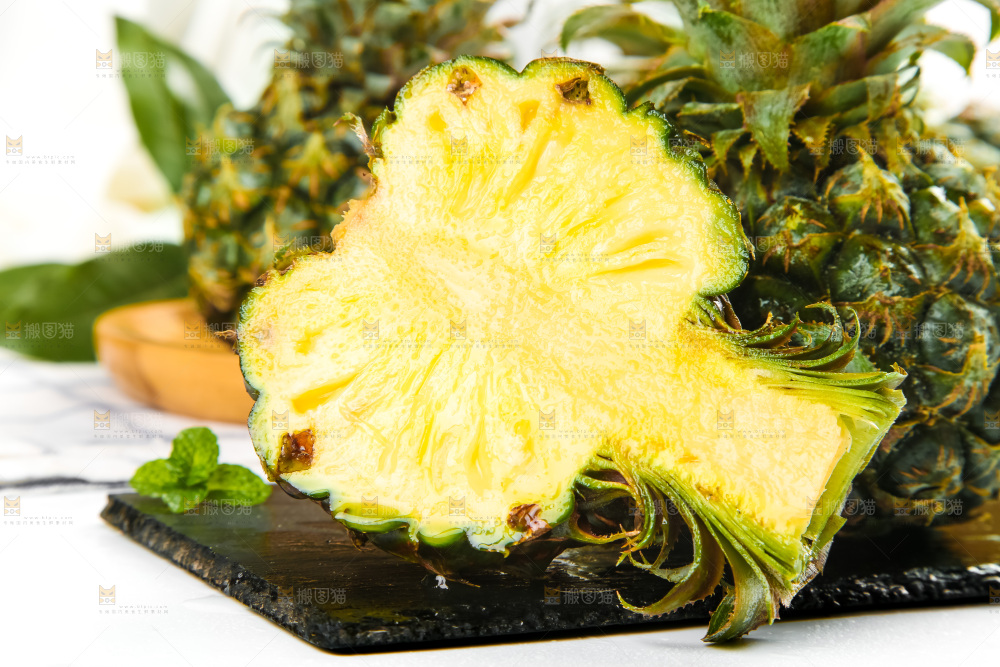 黑石板上放着香水小菠萝