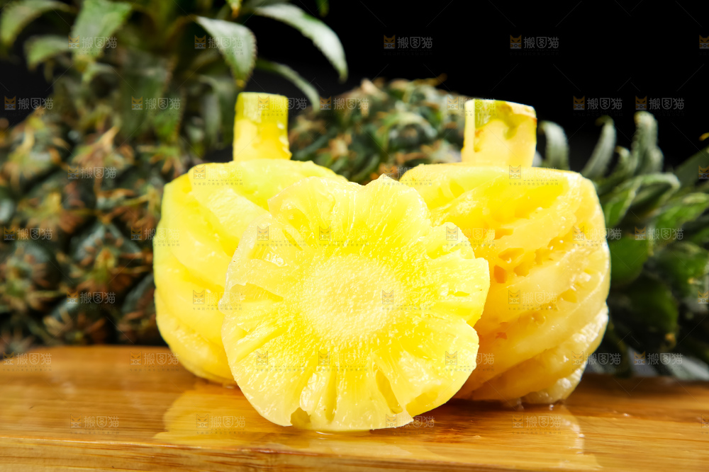 木板上放着泰国去皮小菠萝
