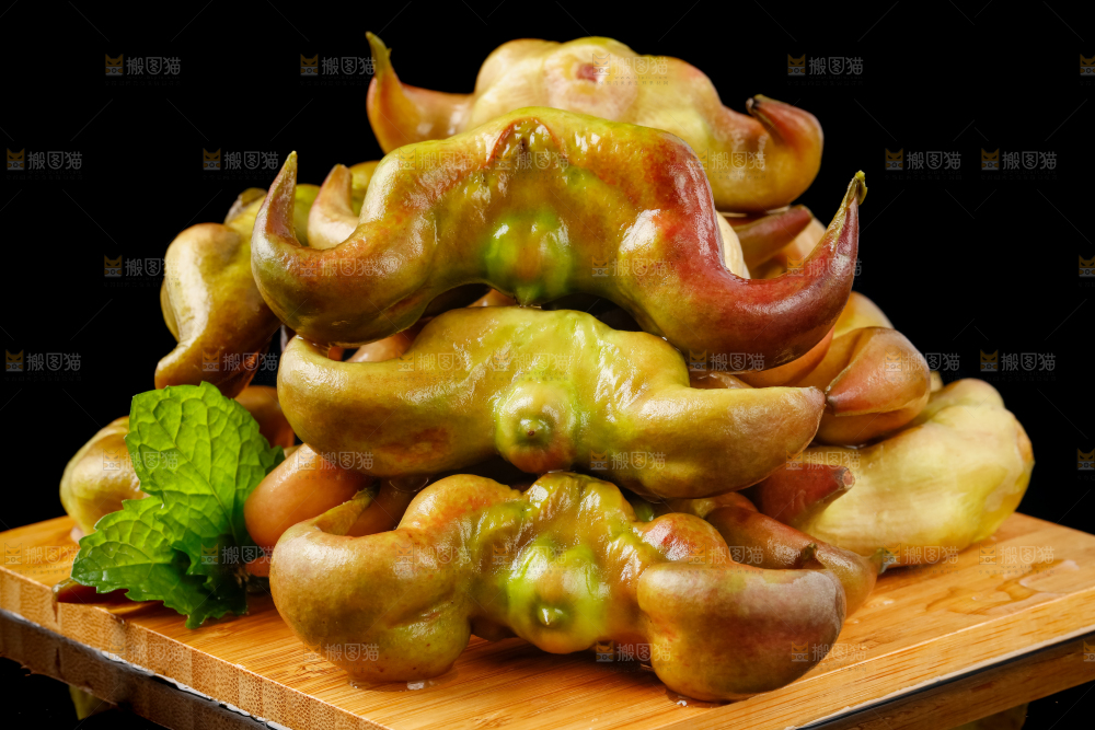 木板上放着洪湖菱角