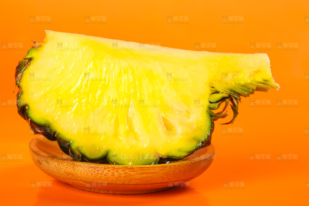黄底上的泰国迷你小菠萝