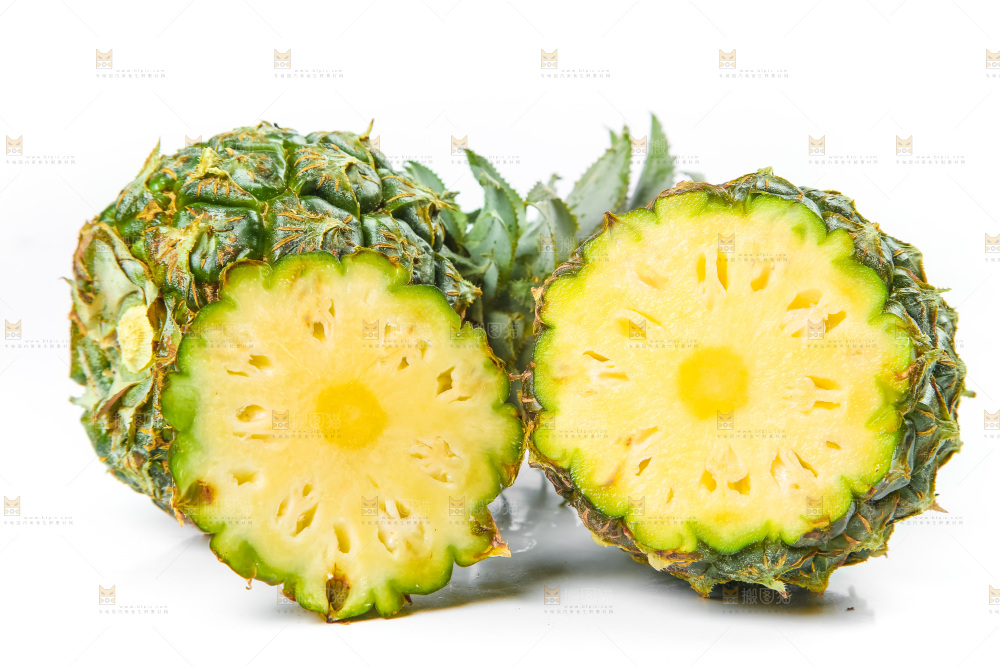 白底上的新鲜小菠萝