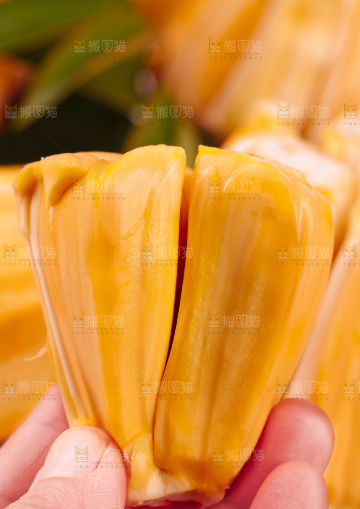 木板上放着红肉菠萝蜜
