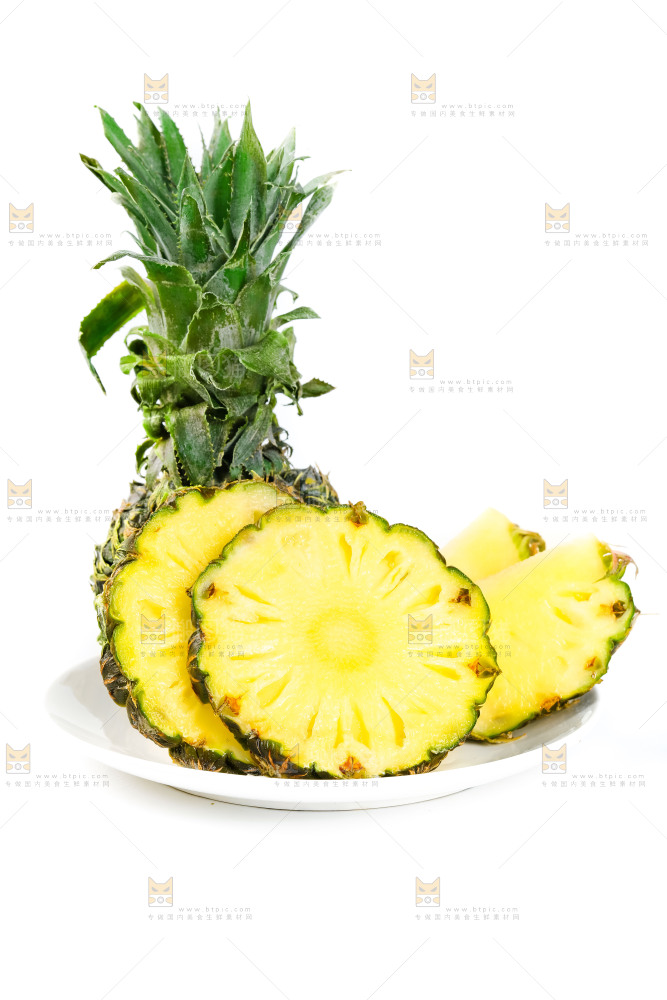 盘子里的泰国去皮小菠萝