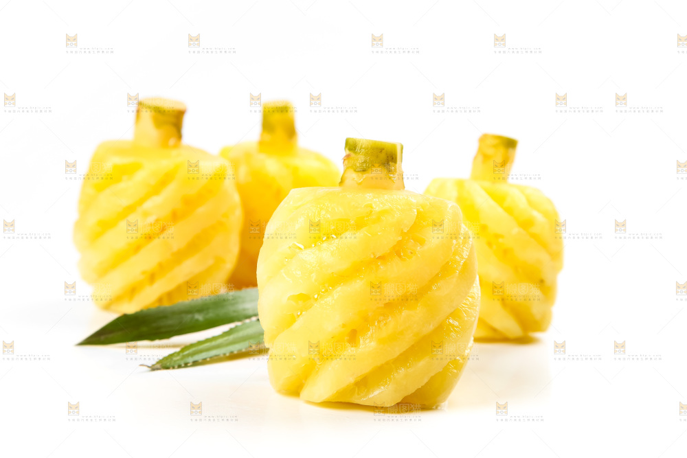 白底上的新鲜小菠萝
