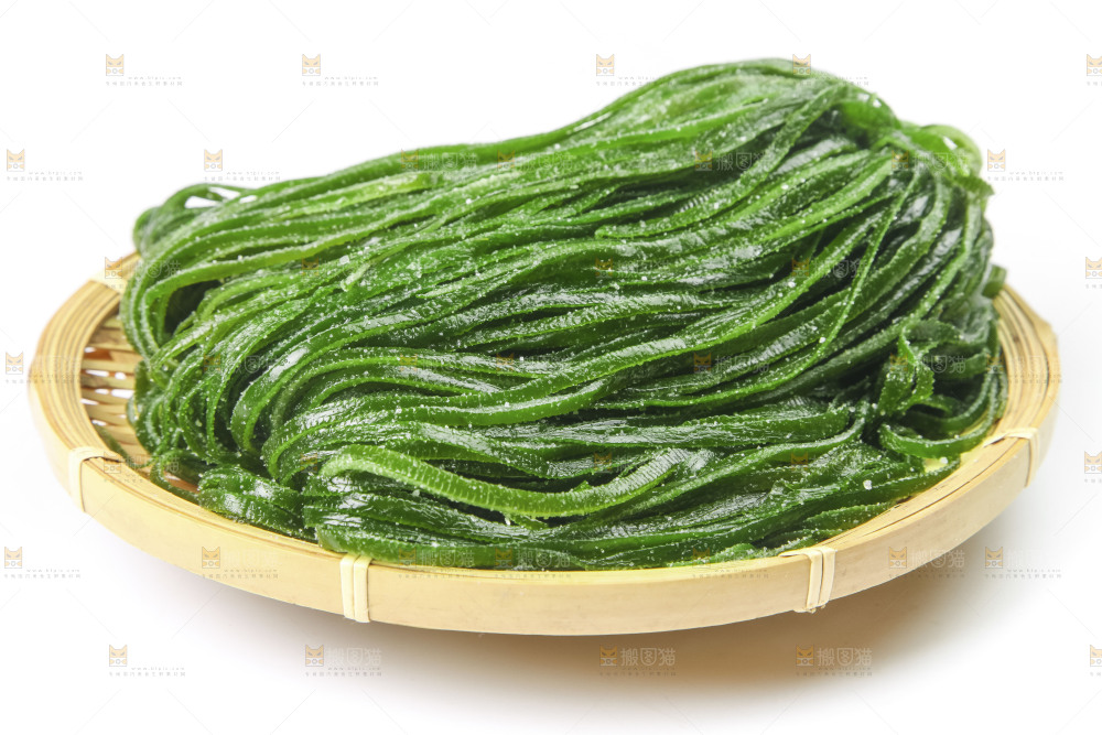 白底上的盐渍海带丝