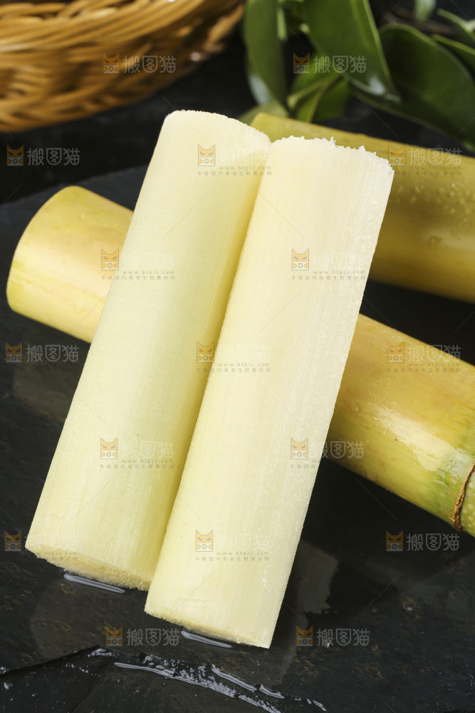 石板上放着黄皮甘蔗