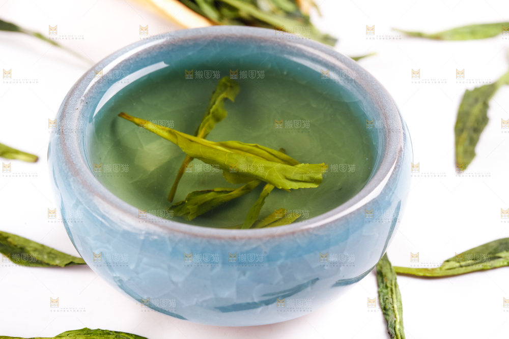 杯子里泡着龙井茶