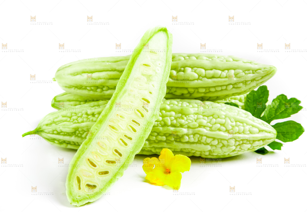 白底上摆放着新鲜苦瓜