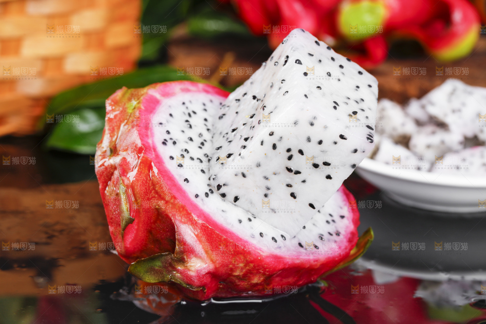黑石板上的云南白心火龙果