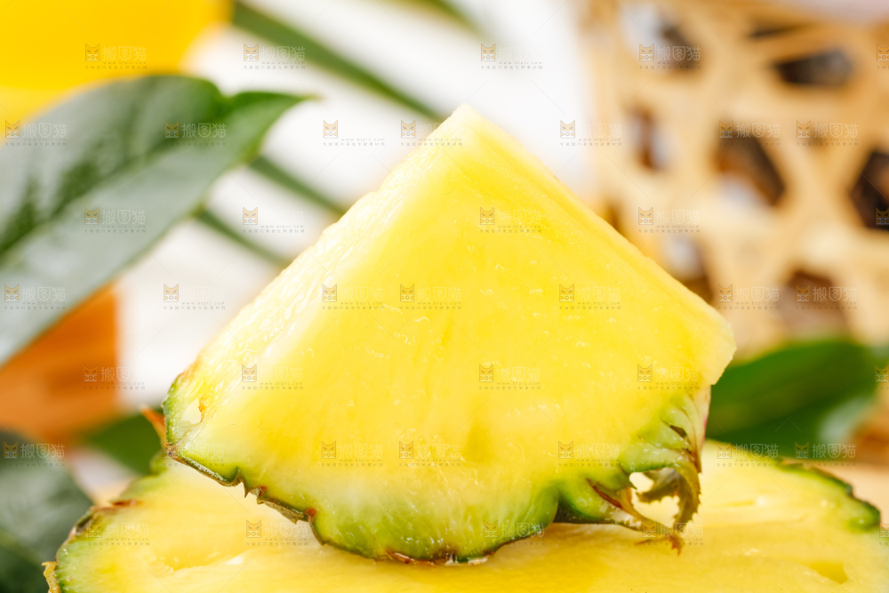 木板上的泰国迷你小菠萝