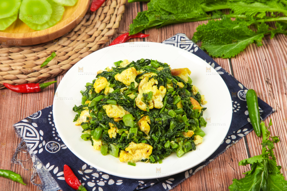 盘子里装着腊菜炒鸡蛋