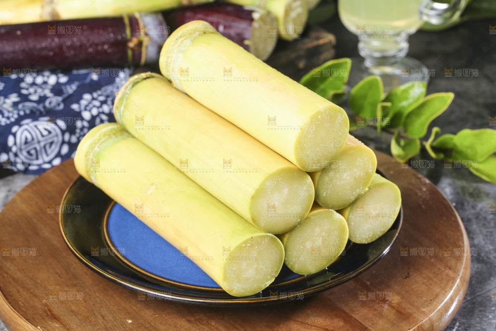 木板上放着白玉甘蔗