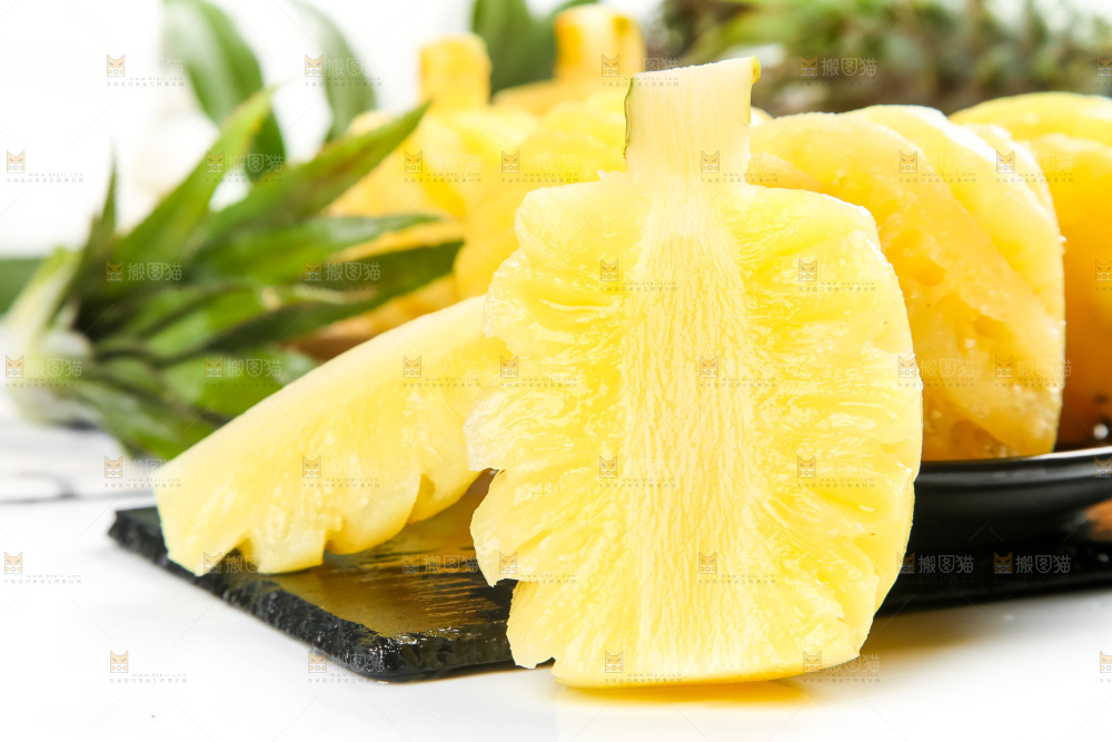 黑石板上放着香水小菠萝