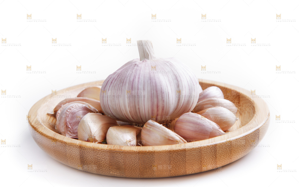 盘子里装着农家大蒜