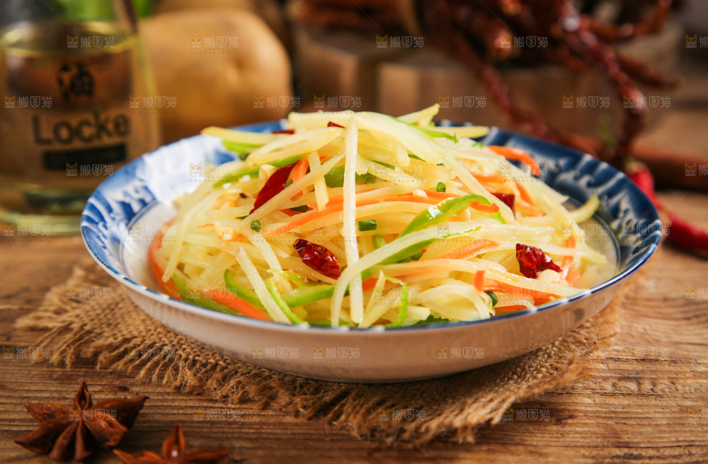 盘子里装着炒土豆丝
