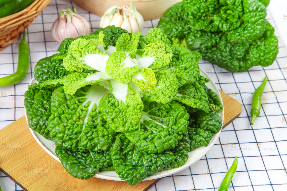 木板上的奶油白菜