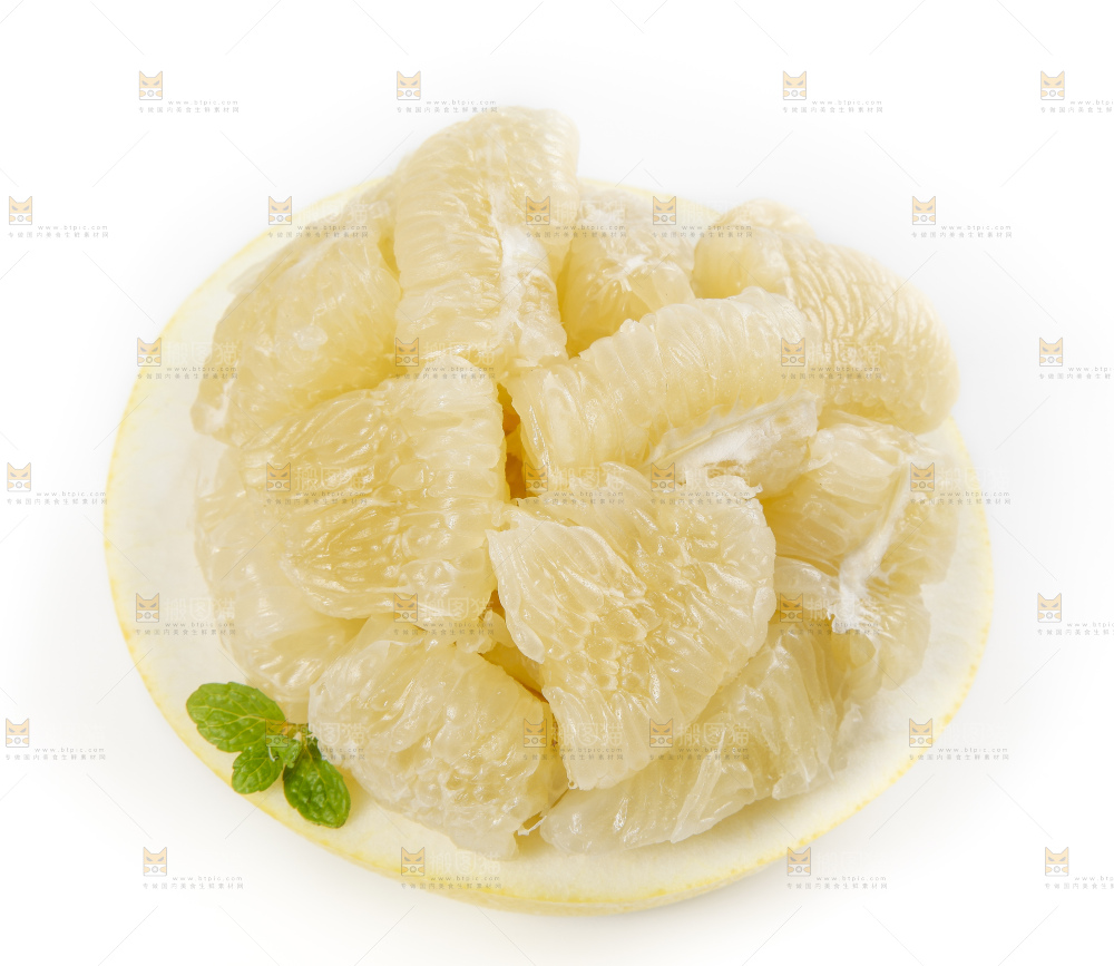 白底上摆放着新鲜柚子