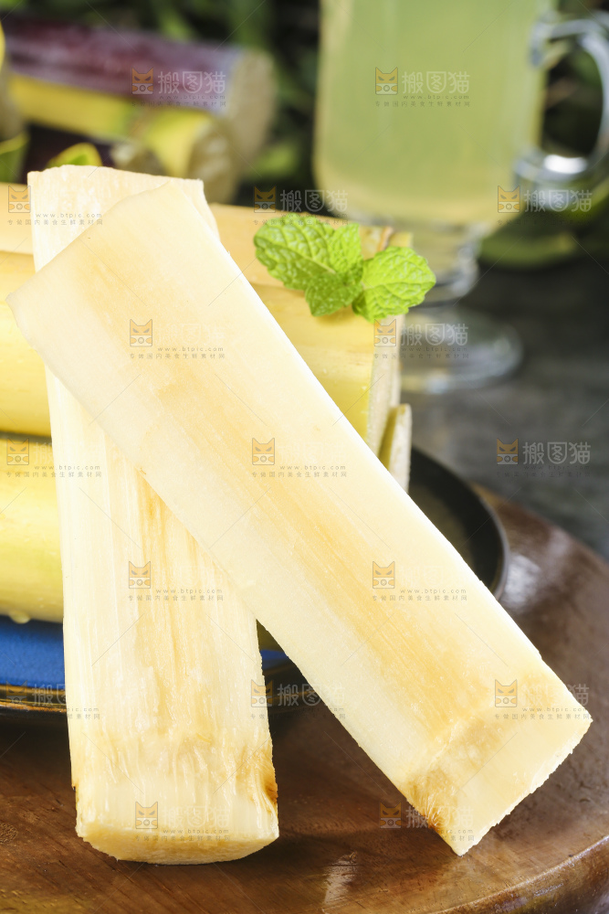 木板上放着白玉甘蔗