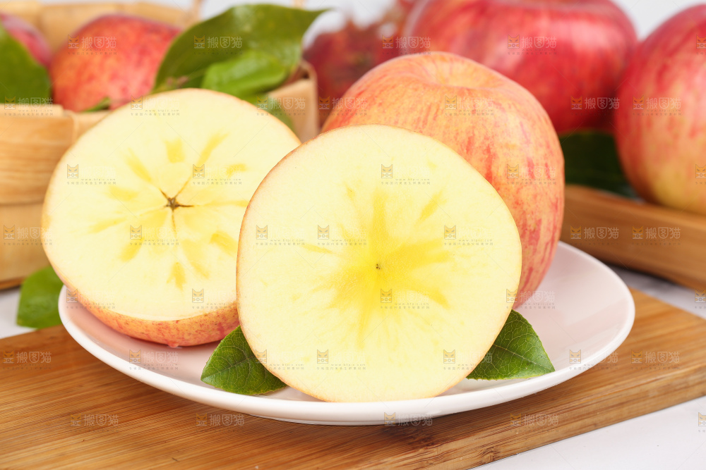 盘子里的条纹苹果