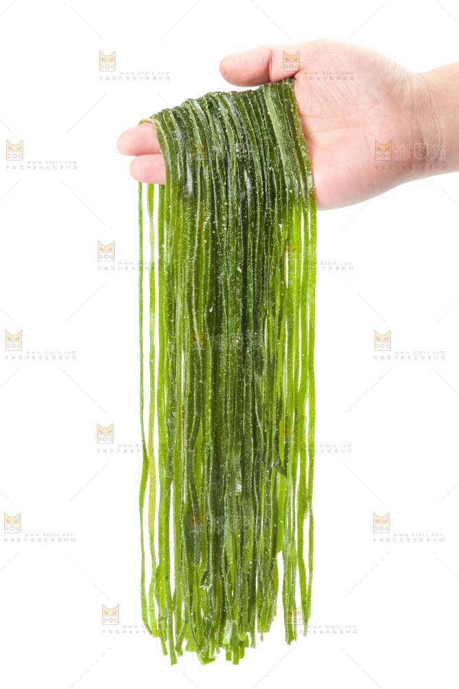 手上拿着海带丝